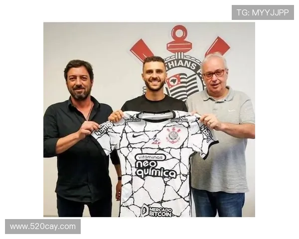 足球明星亲笔签名赠予美女瞬间引发热议与羡慕的浪潮