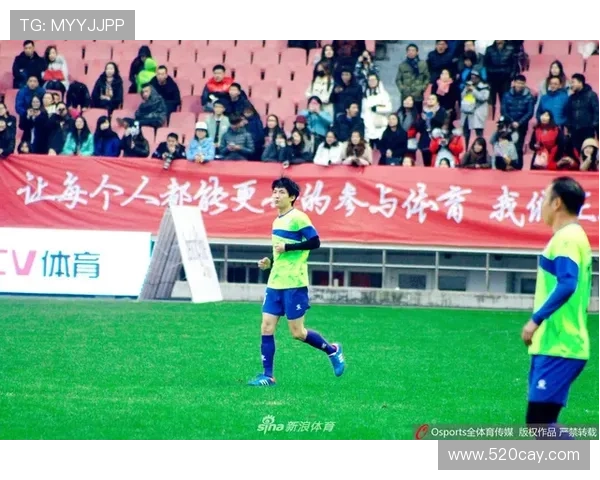 足球场上的明星瞬间展现精彩踢球动作的图片合集