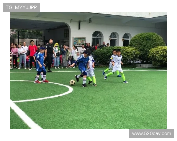 足球明星小球迷的梦想之旅与成长故事分享 足球明星小球迷的梦想之旅与成长故事分享